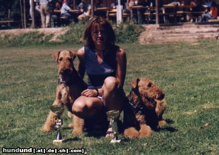 Airedale-Terrier Hunde Foto 24196 Airedale-Terrier Mutter Dana und Sohn Ace nach gewonnenem Turnier