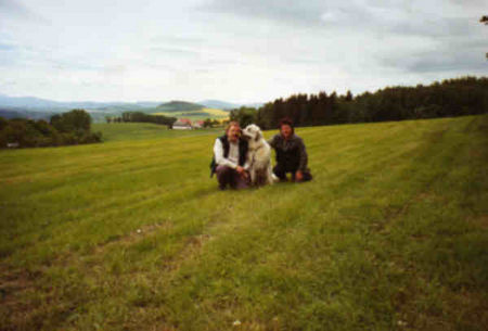 Pyrenäenberghund Hunde Foto 32115 Pyrenäenberghund Frauchen und Herrchen gehen mit mir wandern