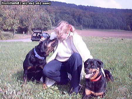 Rottweiler Hunde Foto 13400 Rottweiler Baghira und Dana mit Frauchen